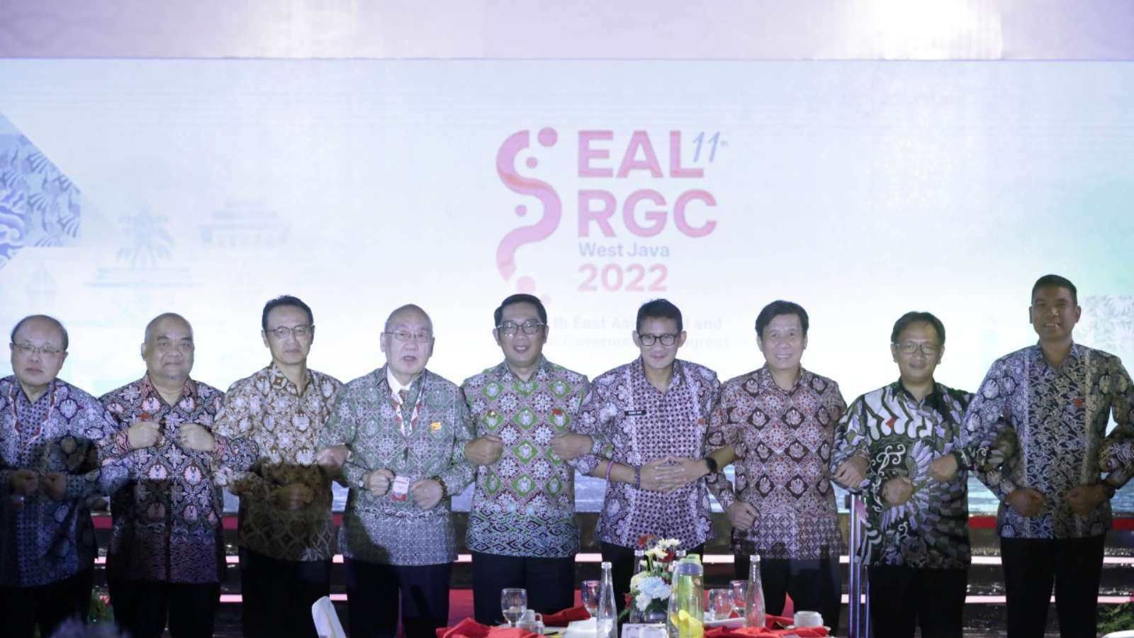 Peserta Kongres Pemerintah Daerah Se-Asia Timur Pakai Pita Hitam
Sebagai bentuk simpati atas bencana gempa bumi Cianjur
