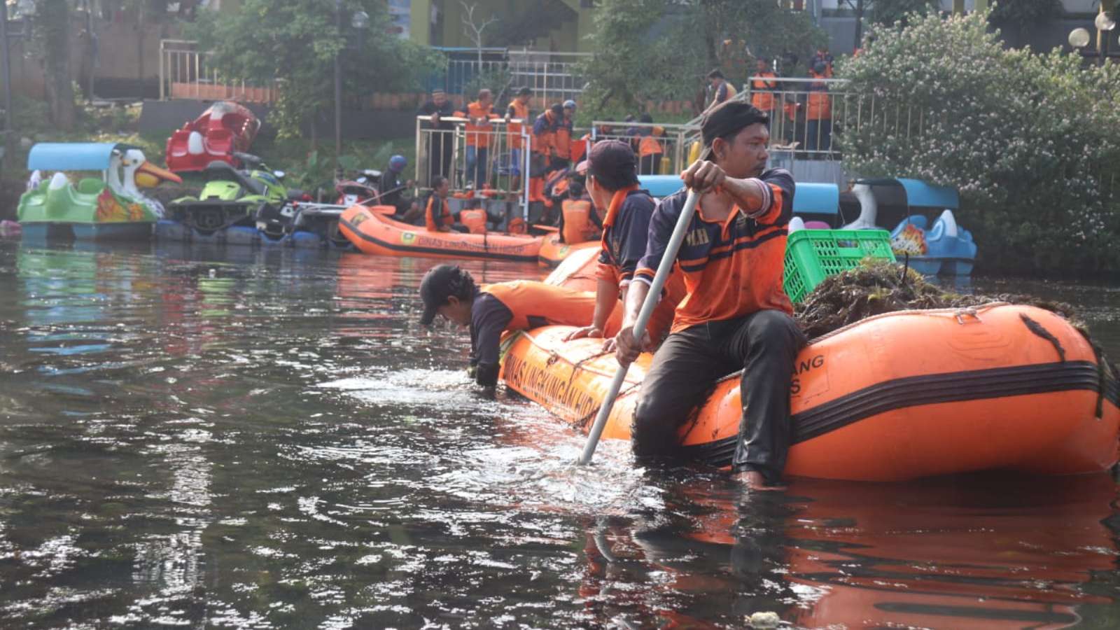 Ciptakan Kenyamanan, Pemdakab Bogor Lakukan Aksi Pembersihan Cibinong Situ Plaza