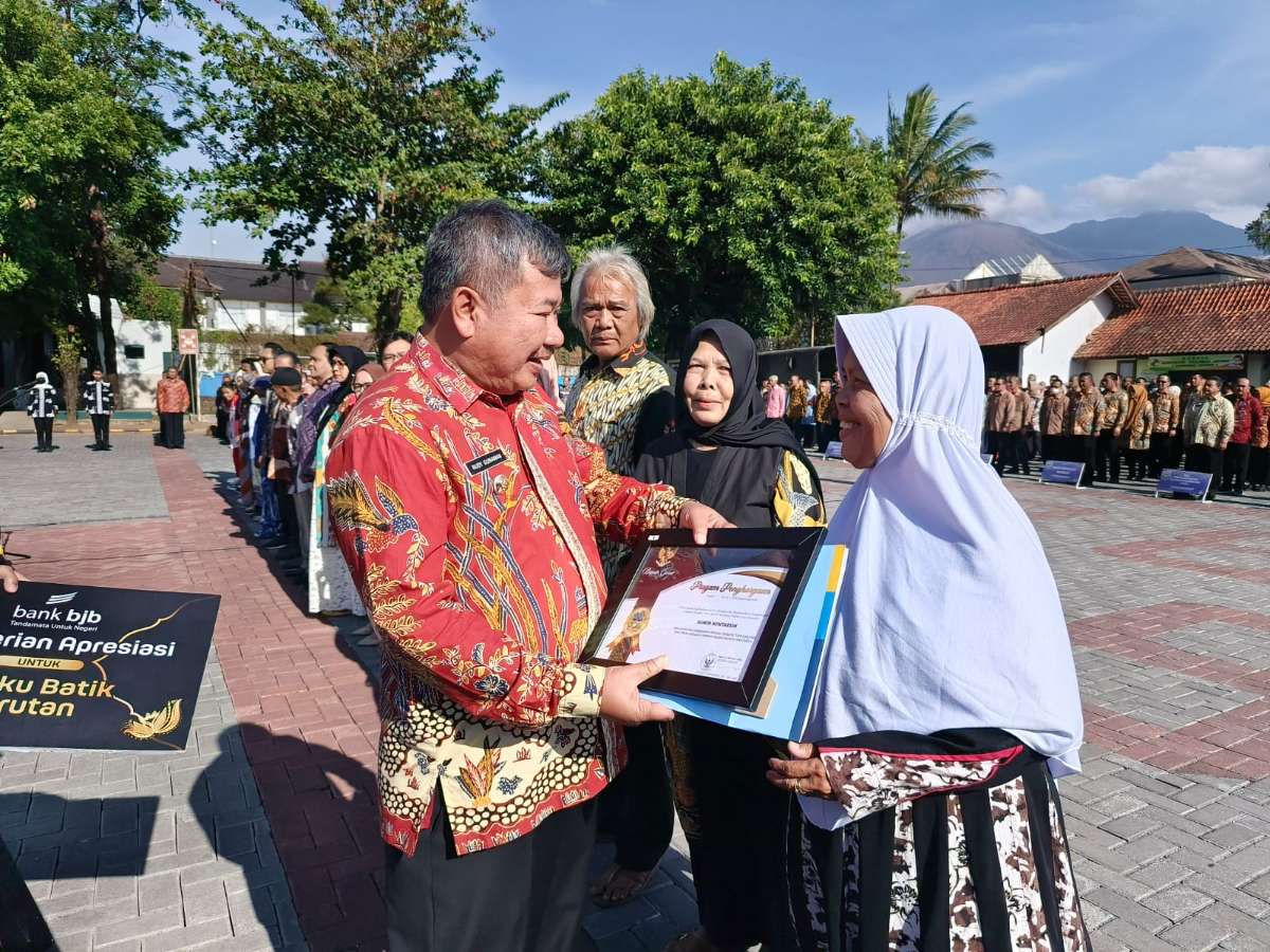 Pemdakab Garut Beri Penghormatan Kepada Tokoh Batik Garutan