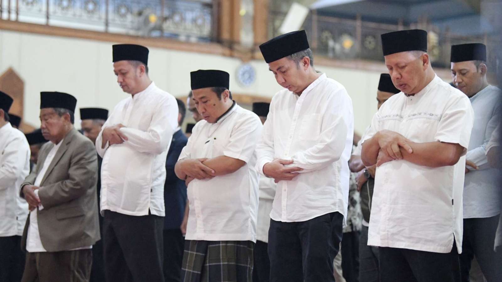 Traveling Tarawih in Pusdai, Bey Hands Over Compensation to Duafa and Marbut