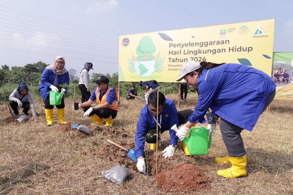 Pj. Bupati Bekasi Tanam Pohon di Bantaran Sungai Cipamingkis