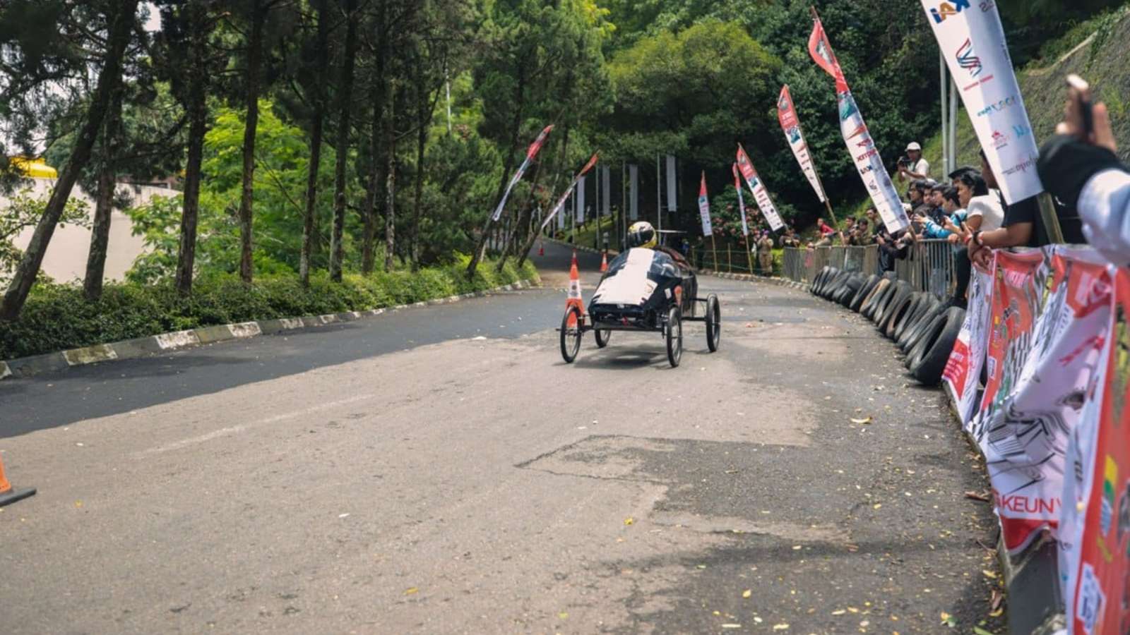 The Excitement of the Soap Box Cart Race, a Legendary Race in Bandung ...