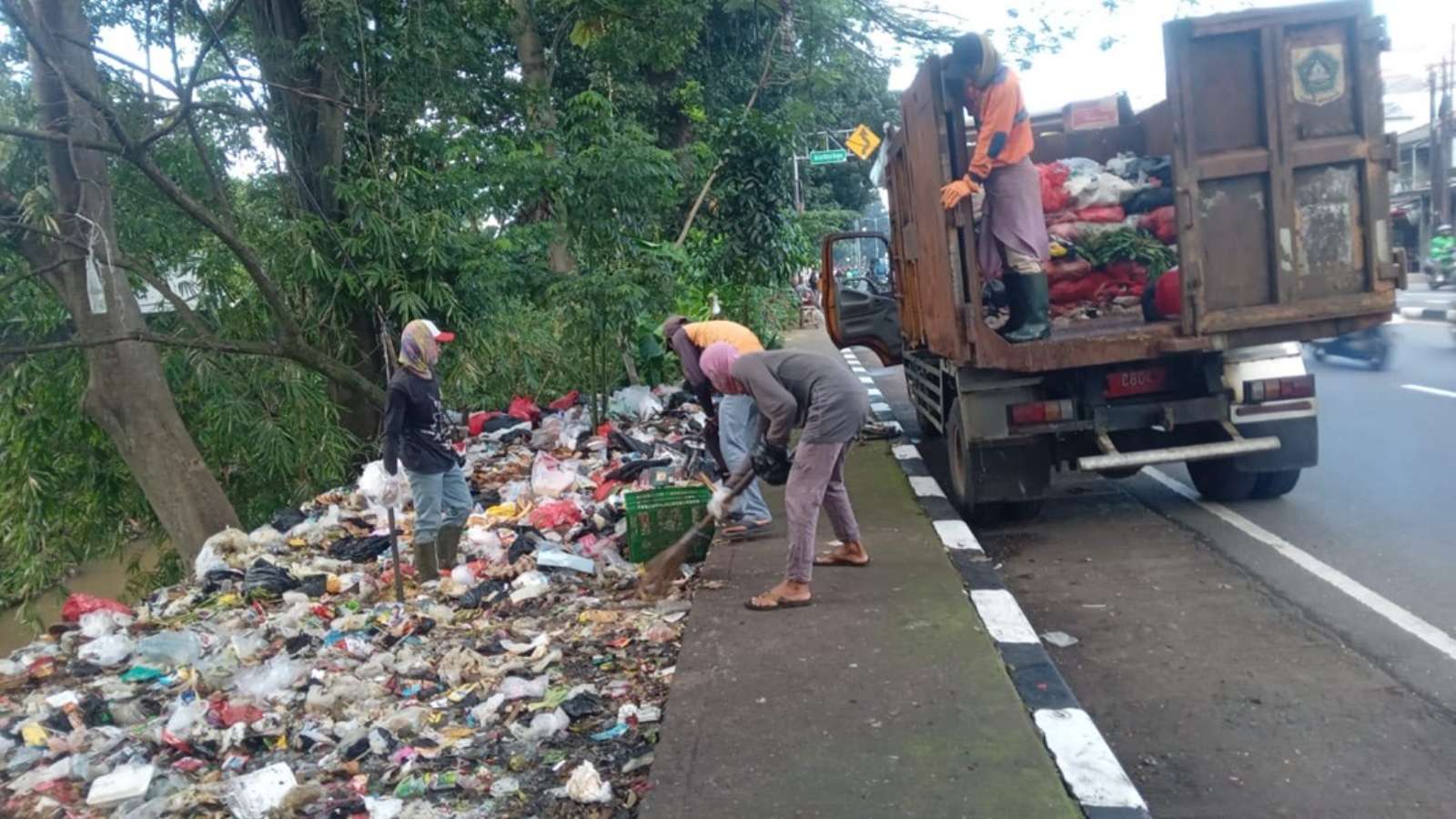 Bogor Regency Government Cleans Up Wild Garbage in Sukaraja