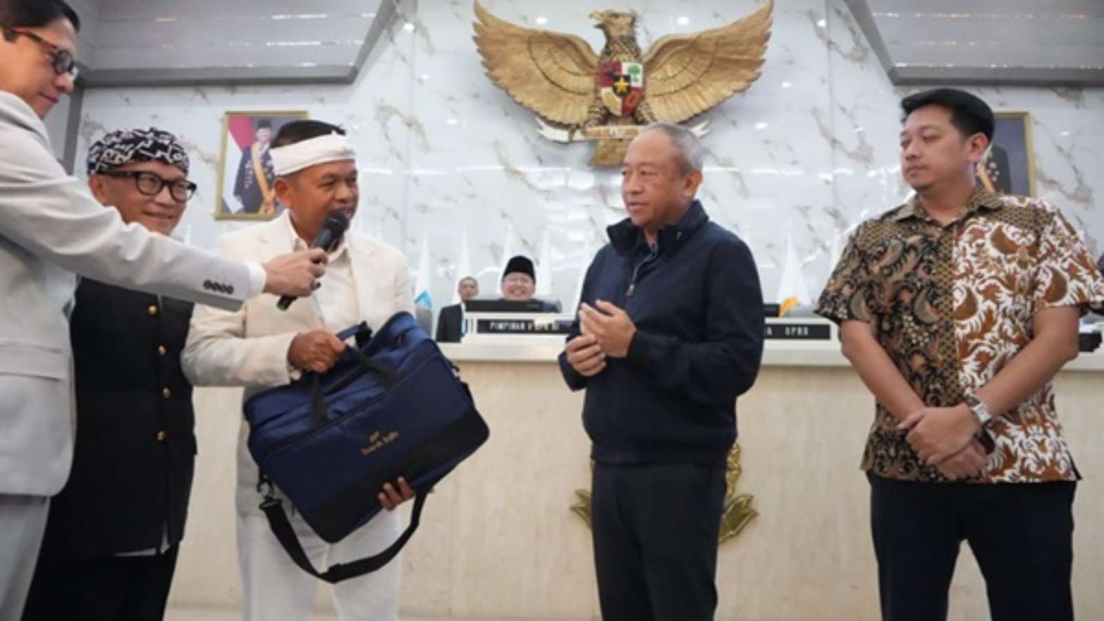 KDM Serahkan Kadeudeuh Rp1 Miliar untuk Persib Bandung 
