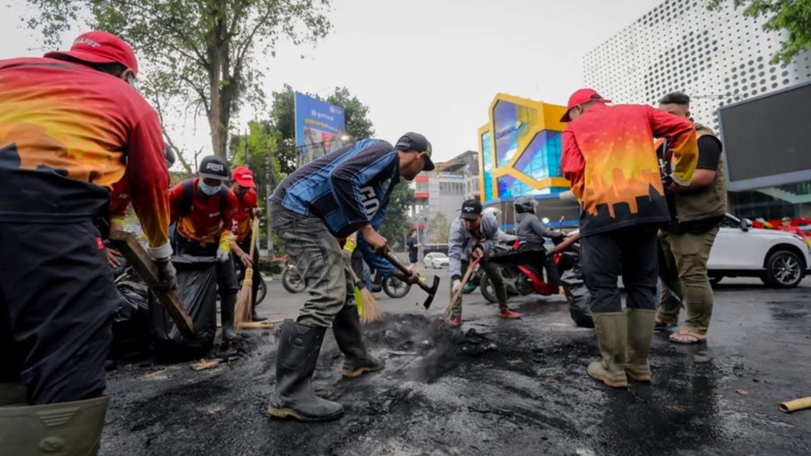 Beautifikasi 17 Ruas Jalan Bandung Berjalan, Sejumlah Proyek Overlay Jalan Tembus 100 Persen 