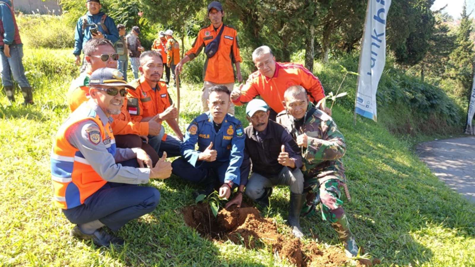 Aksi Penanaman Pohon di Cikajang Dukung Mitigasi Bencana dan Konservasi Alam
