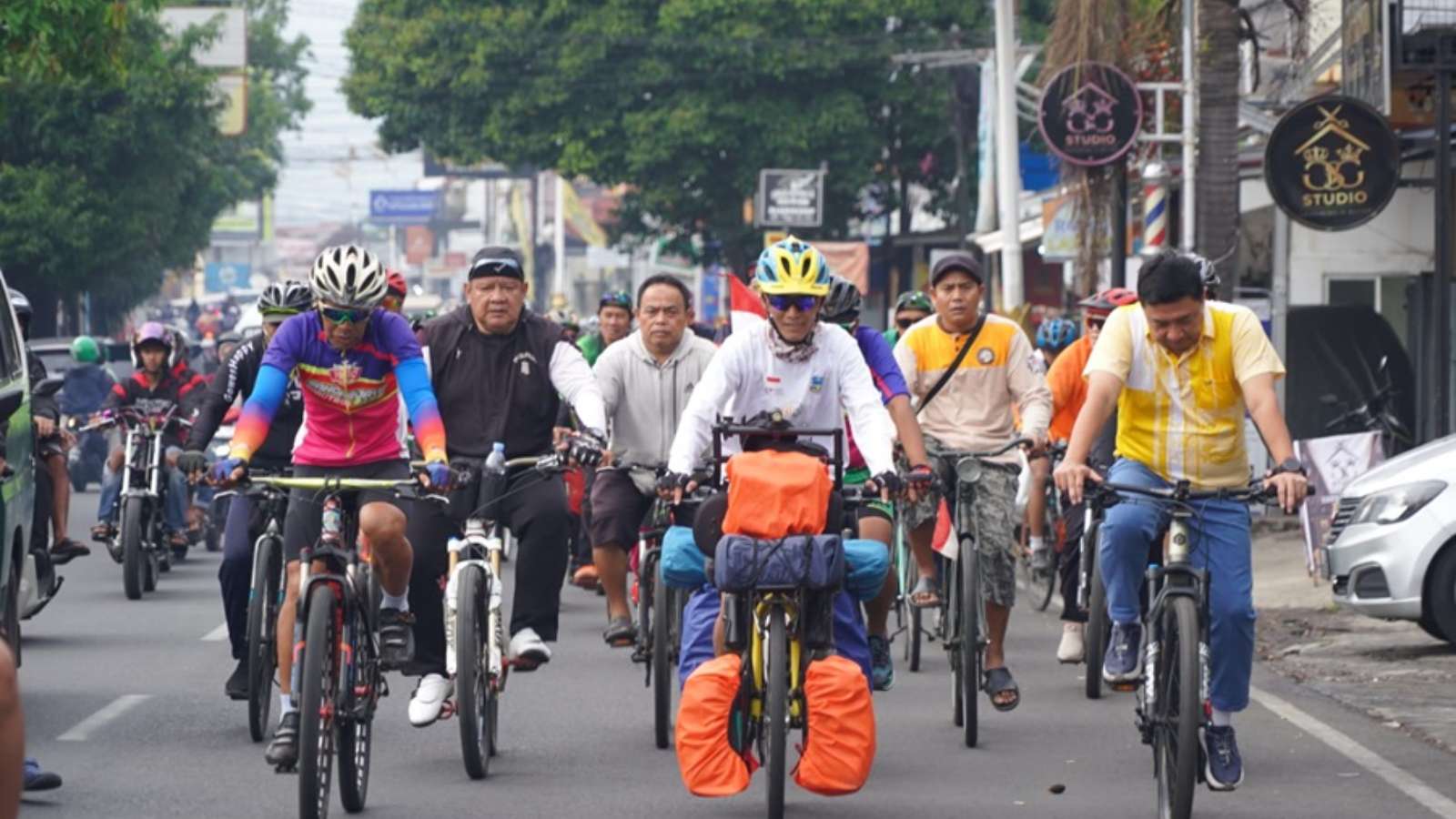 The Regent of Garut Welcomes the Departure of the 'Asia Finish Mecca Tour' 