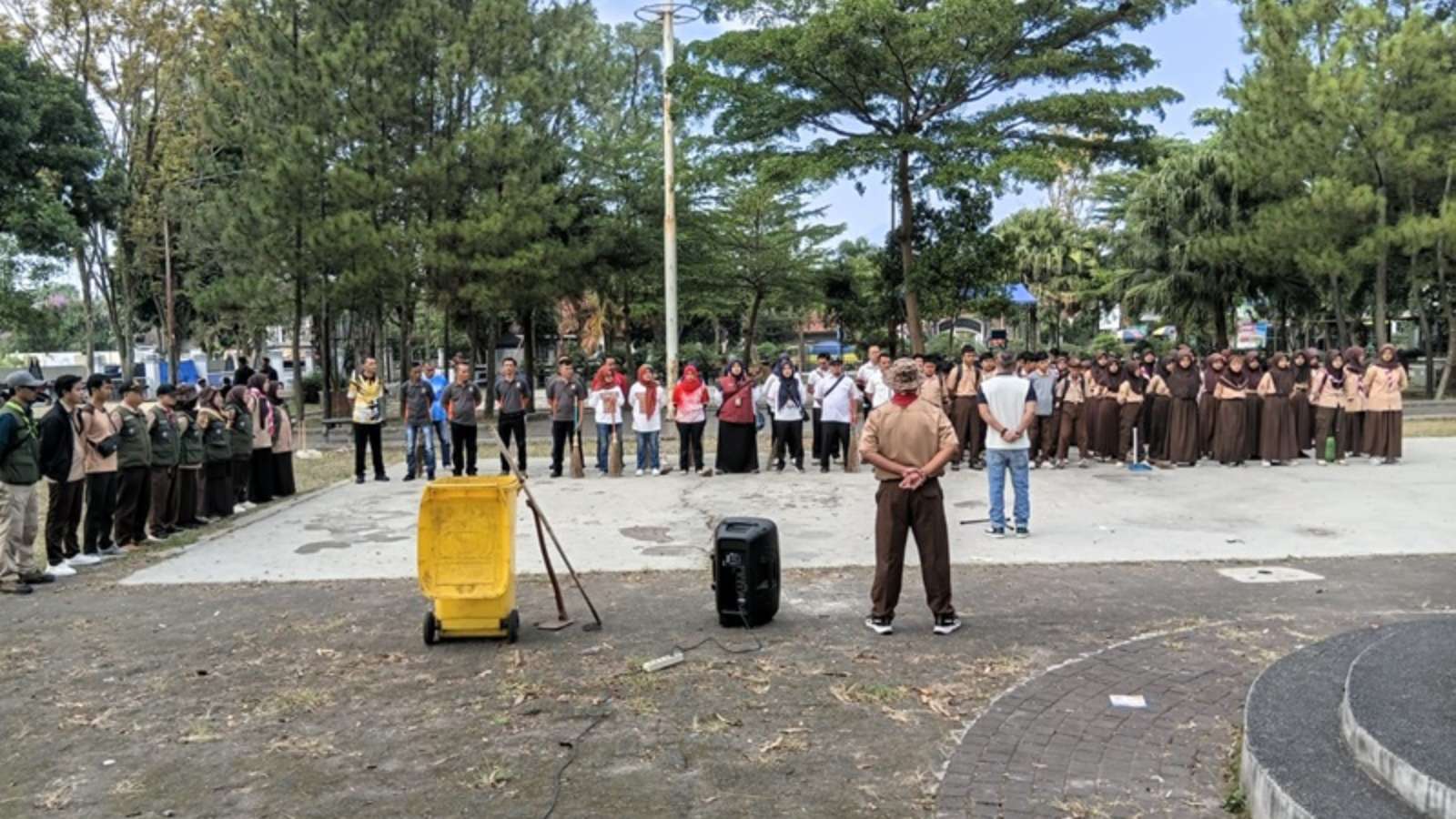 To commemorate World Environment Day, Tarogong Kaler held a Clean Friday Movement at Tarogong Square.
