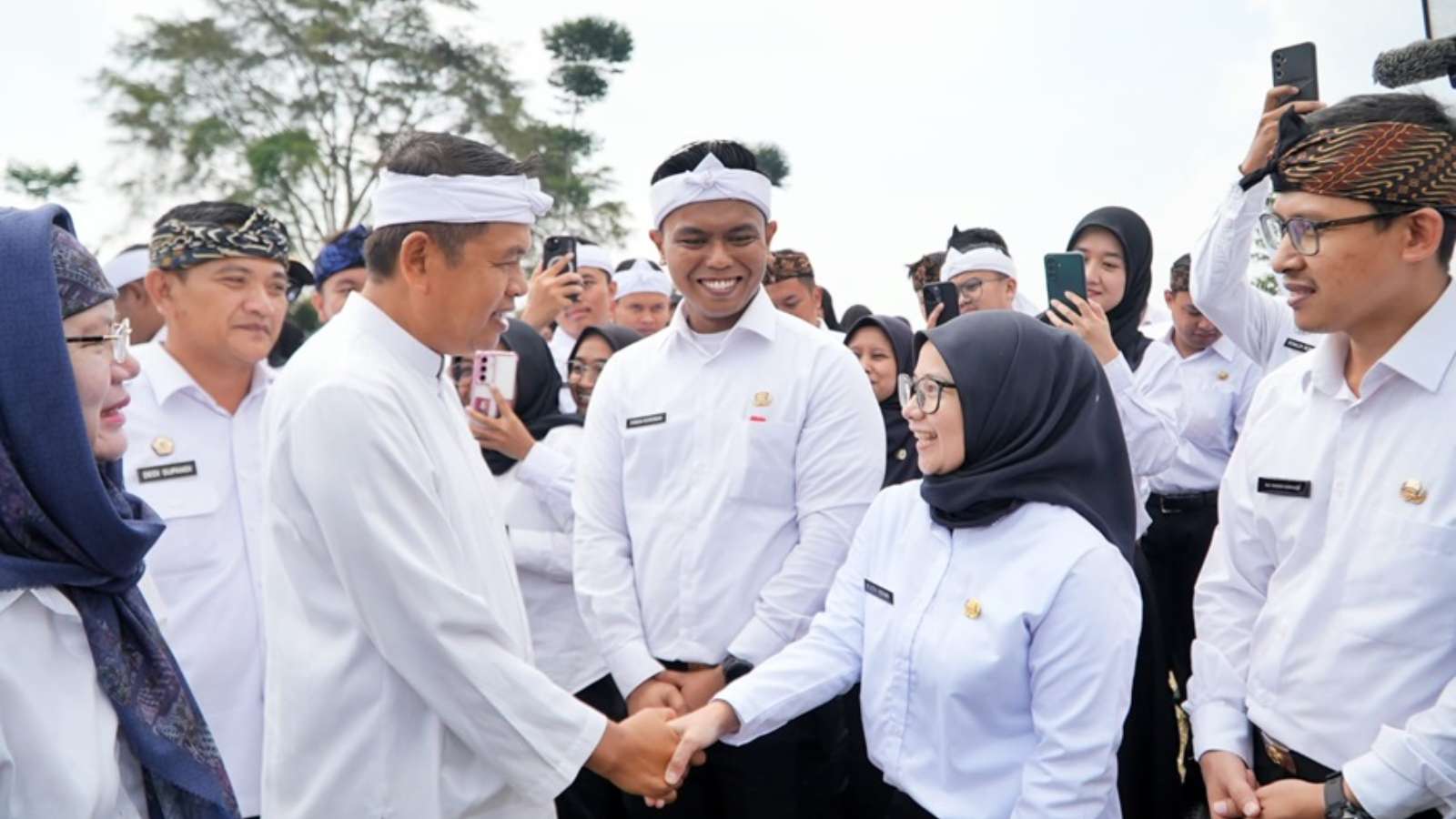 Taking the Civil Servant Oath in a Rural Area, KDM Emphasizes the Importance of Serving Communities Even in Remote Areas 