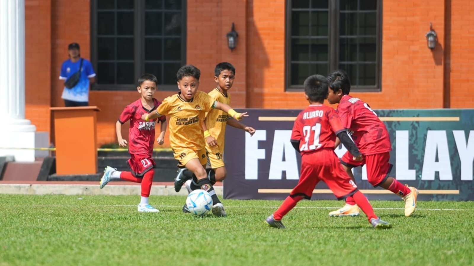 In appreciation of the 2026 Danseskoad Cup, Deputy Governor Erwan supports the emergence of young football talent. 