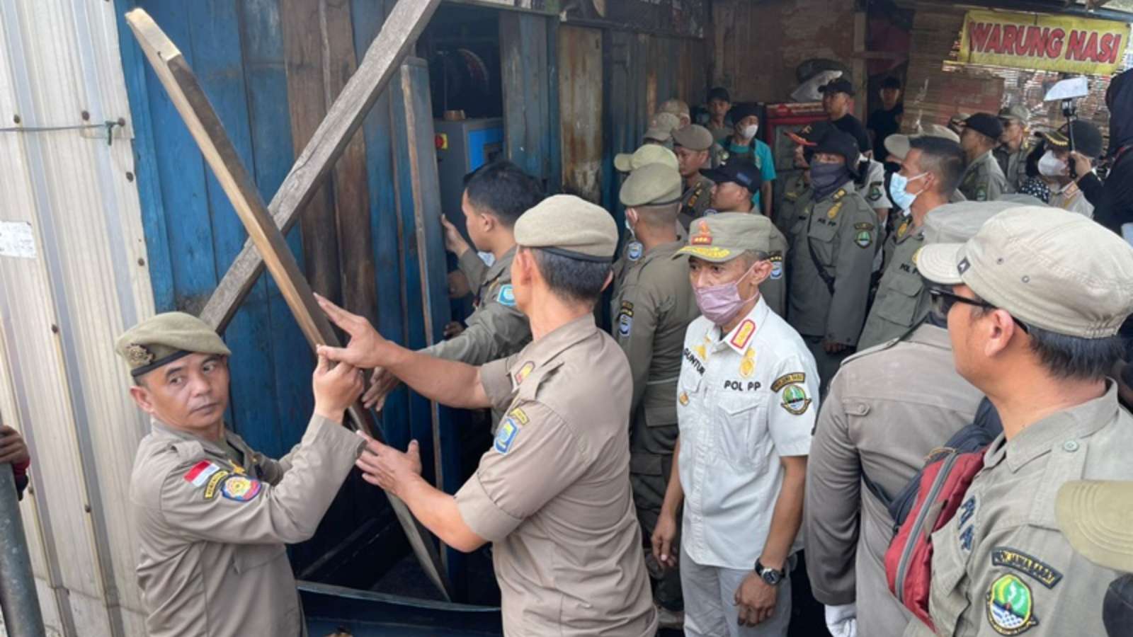 174 Bangunan Liar di Terusan Pasirkoja Ditertibkan dalam Operasi Gabungan