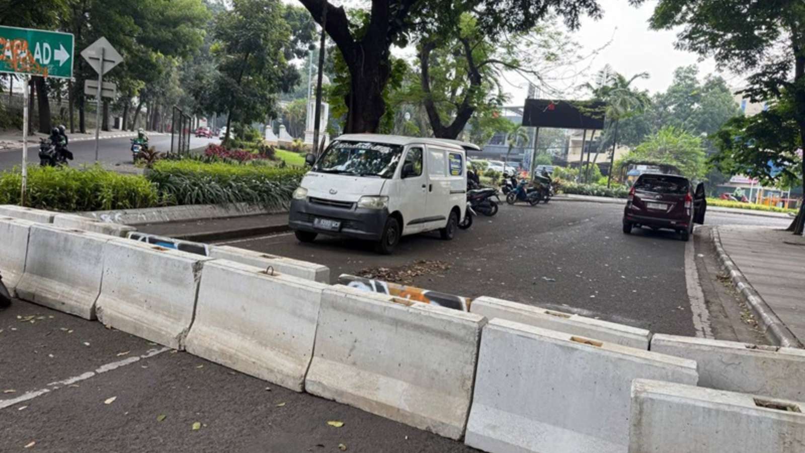 Pemkot Bandung Perkuat Keselamatan Pengguna Jalan, Jalur Sepeda dan Concrete Barrier Hadir di Titik Strategis 