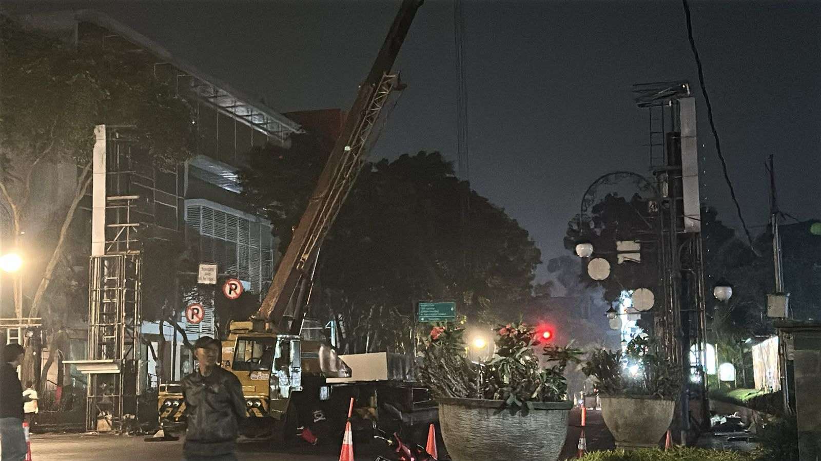 Public Order Agency (Satpol PP) Dismantles Videotron Advertisements Across Jalan Riau, and Arrangements Continue
