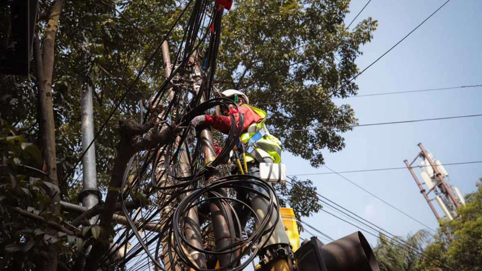 The City Government is Accelerating Infrastructure Development, with Overhead Cables on Jalan Veteran and Jalan Tera to be Cut Soon.