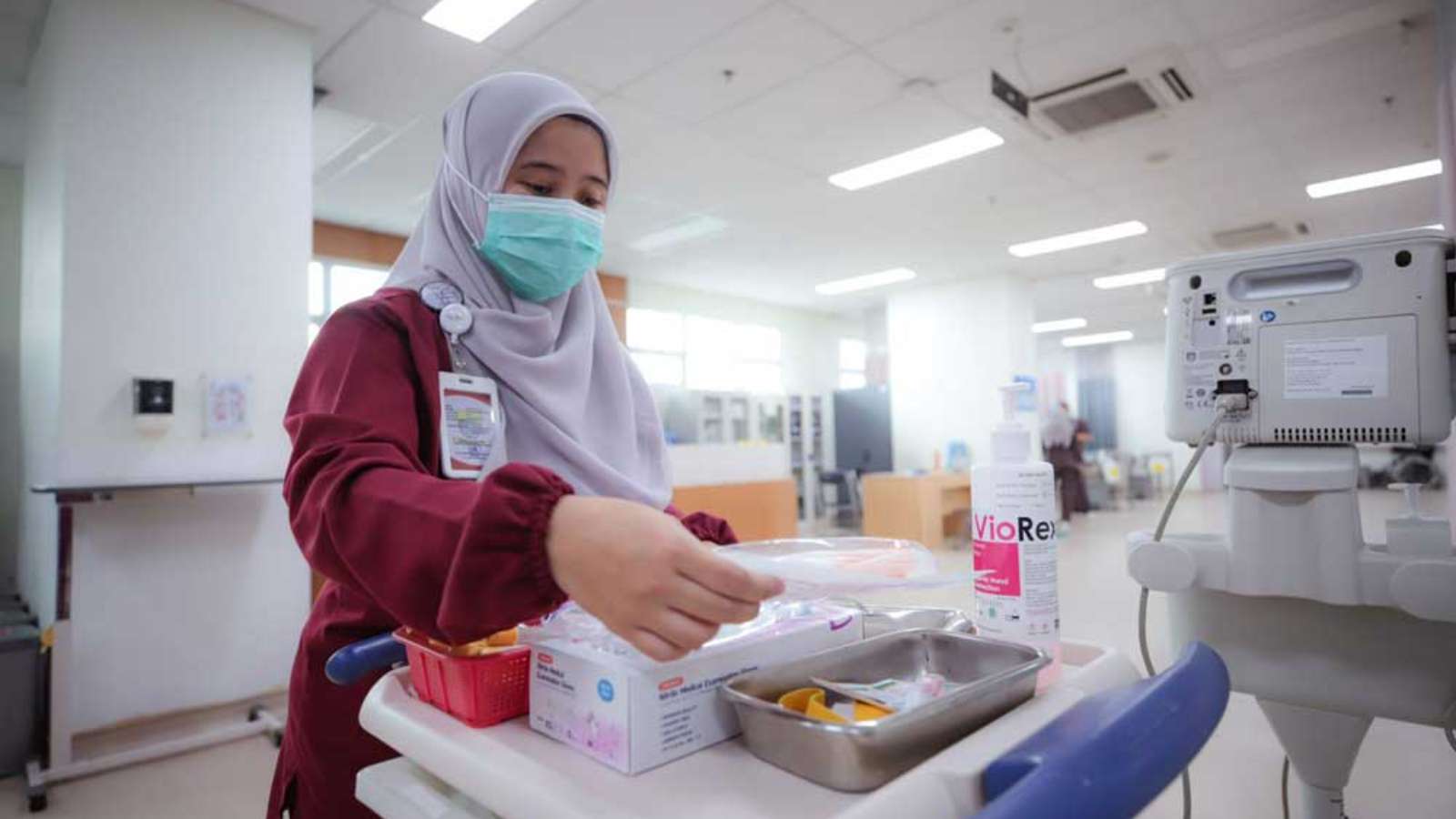 Di Balik Tangis Pertama Bayi, Ada Pengabdian 23 Tahun Deti Hendarti
