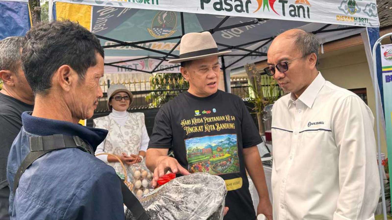 Dukung Ketahanan Pangan, Kota Bandung Beri Penghargaan dan Bantuan untuk Ratusan Kelompok Tani di Hari Krida Pertanian