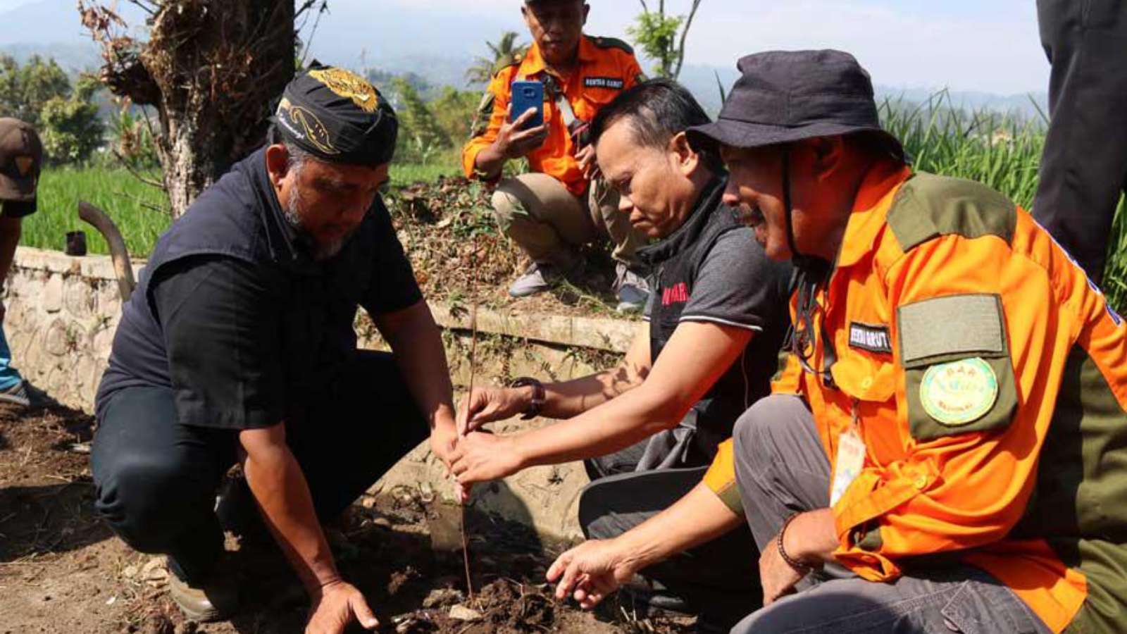 Cegah Kebakaran dan Jaga Sungai, Camat Bayongbong Bersama Sekolah Sungai Cimanuk Gelar Aksi Menanam dan Sosialisasi Peduli Api