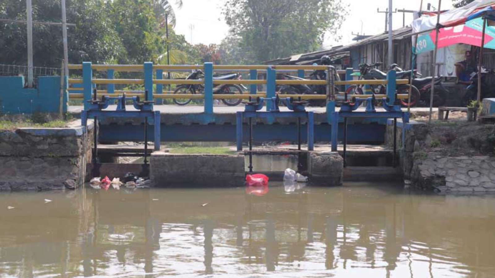 The Acting Regent of Bekasi Deploys Regional Apparatus Organizations to Support the Normalization of the Balong Tua Toll Road.