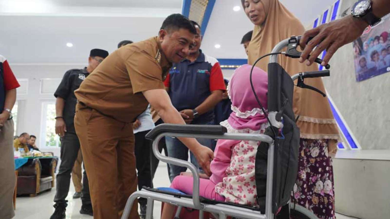 On the 13th anniversary of the Garut News daily newspaper, the Regent of Garut urged the media to fight hoaxes through professional journalism.