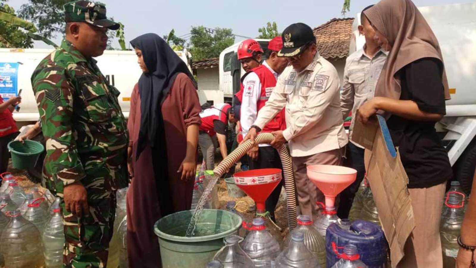Pemkab Bekasi dan PMI Distribusikan Air Bersih untuk Warga Terdampak Kekeringan di Desa Ridogalih