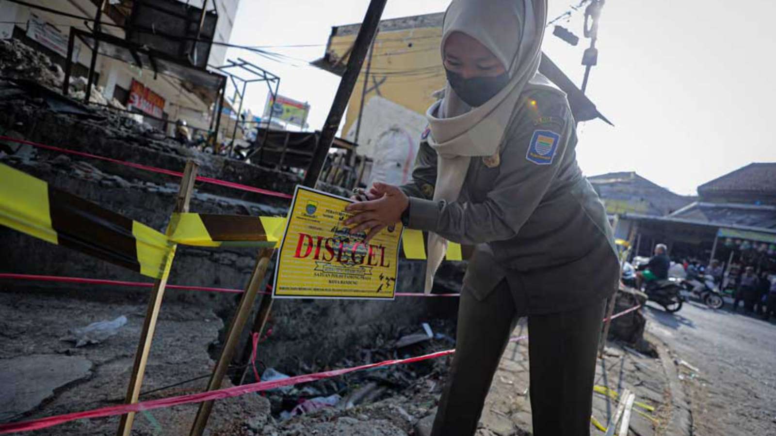 Pemkot Bandung Segel Lokasi Penebangan 12 Pohon Tanpa Izin