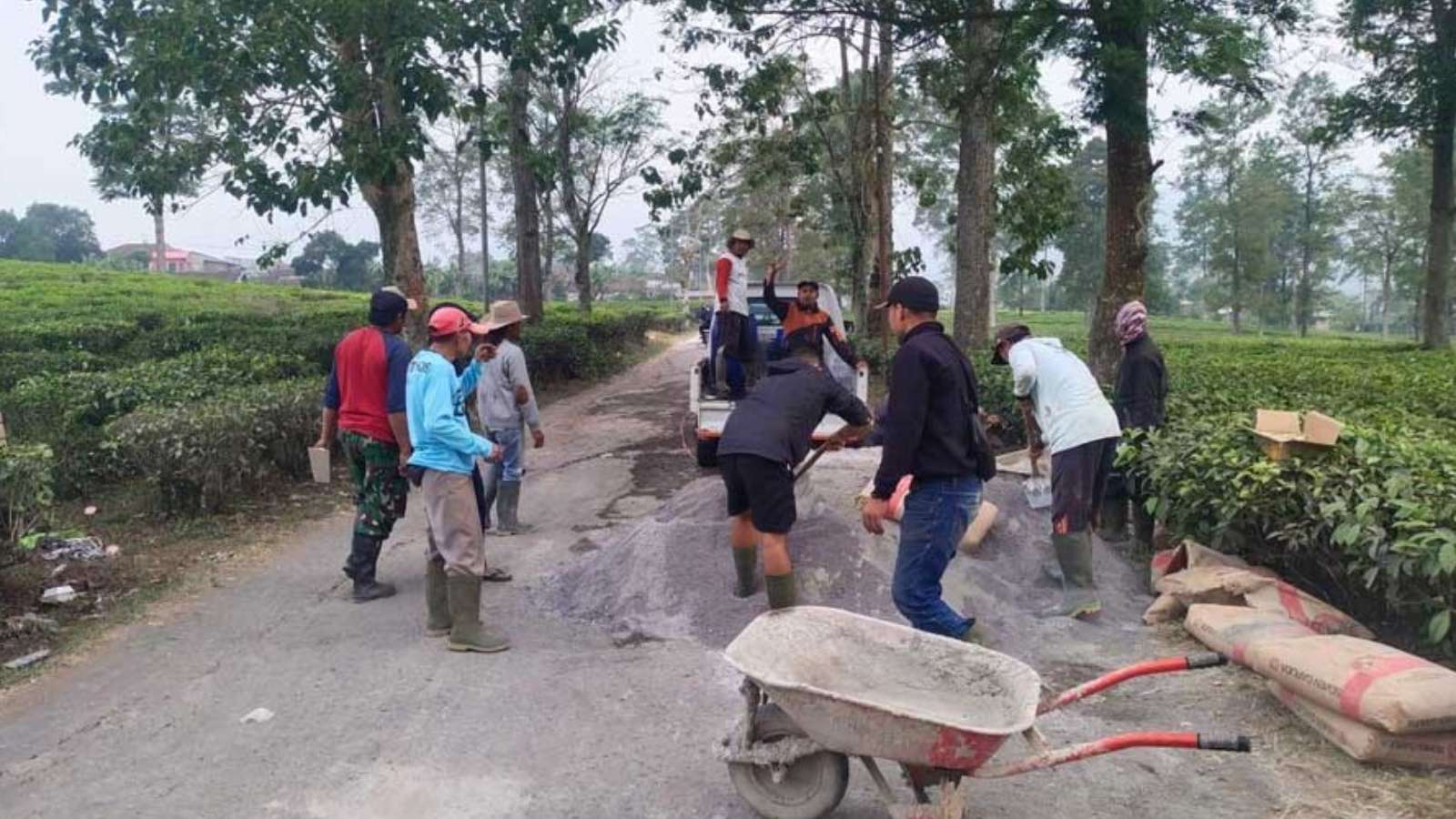 Giriawas Village Residents Work Together to Repair the Regency Road