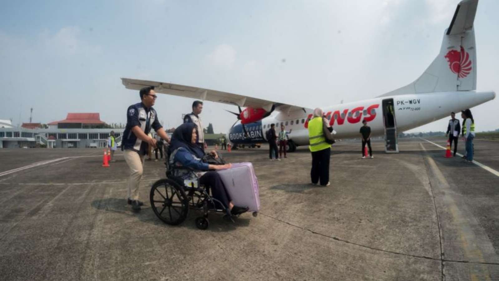 Wings Air's inaugural Bandung-Lampung flight officially takes off, with Husein returning to serving scheduled routes. 
