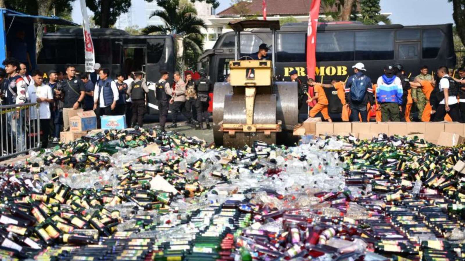 KDM dan Kapolda Jabar Musnahkan Barang Bukti Kejahatan, Termasuk Knalpot Brong dan Tramadol