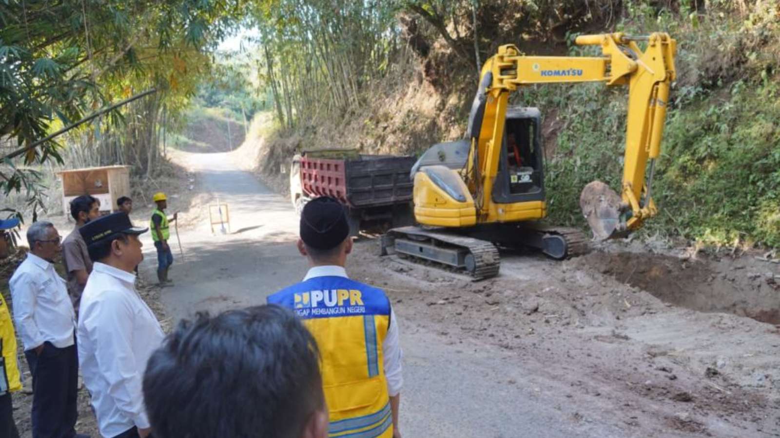 To Improve Connectivity Between Garut and Sumedang, Regent Syakur Inspects the Limbangan–Selaawi Road Rehabilitation Project.