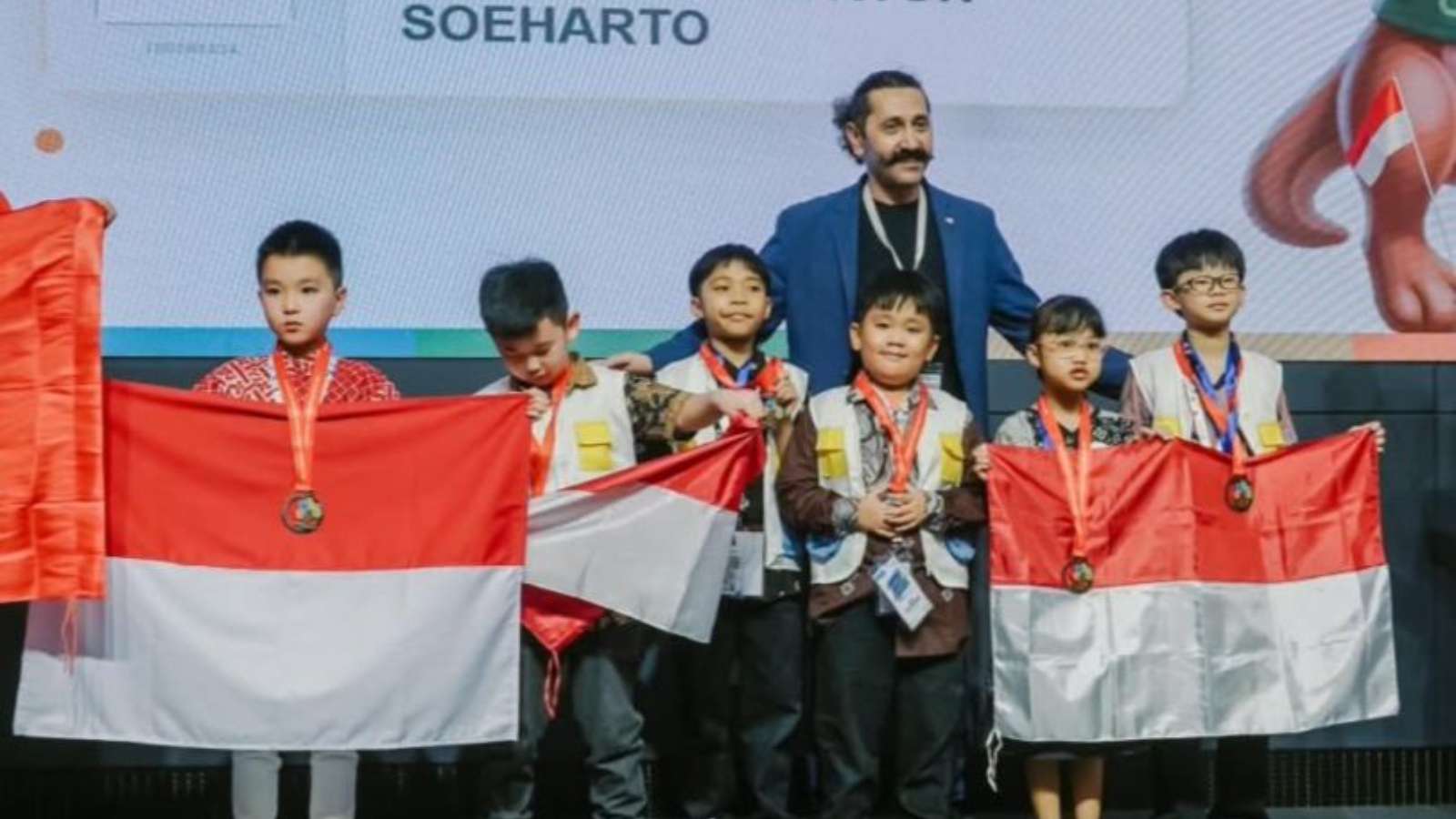 Atha Fathurrahman, a student at Waluya 02 Elementary School, won a gold medal at the IMEC Olympiad in Malaysia.