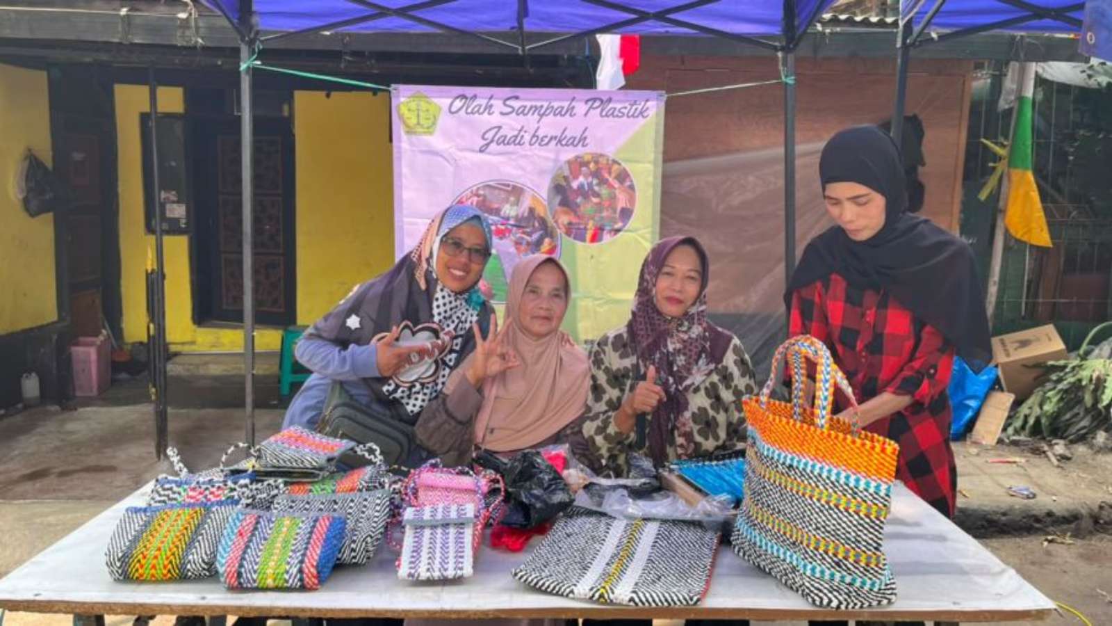 Masagi Cibogo Sulap Kantong Kresek Bekas Jadi Produk Bernilai dan Ramah Lingkungan