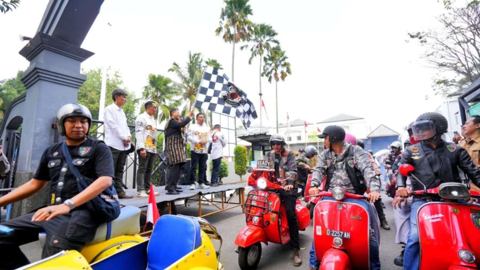 The Vespa Community Commemorates Indonesian Independence Day by Holding a Red and White Parade, Deputy Governor Erwan Expresses Appreciation