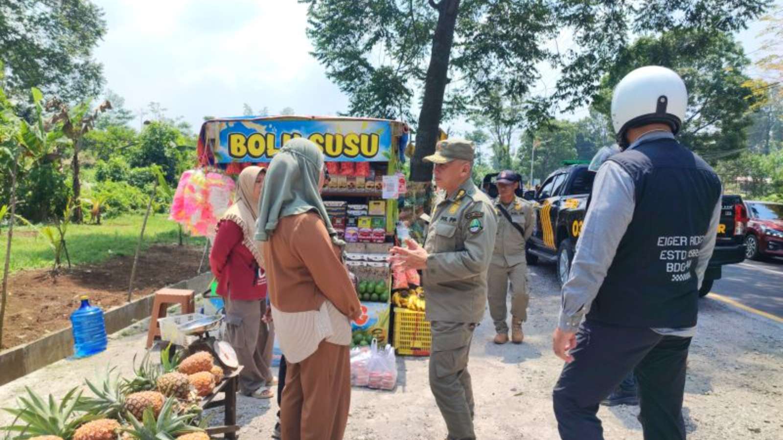 Public Order Agency (Satpol PP) Officers Control Traders Who Insist on Trading Along the Subang to Bandung Highway