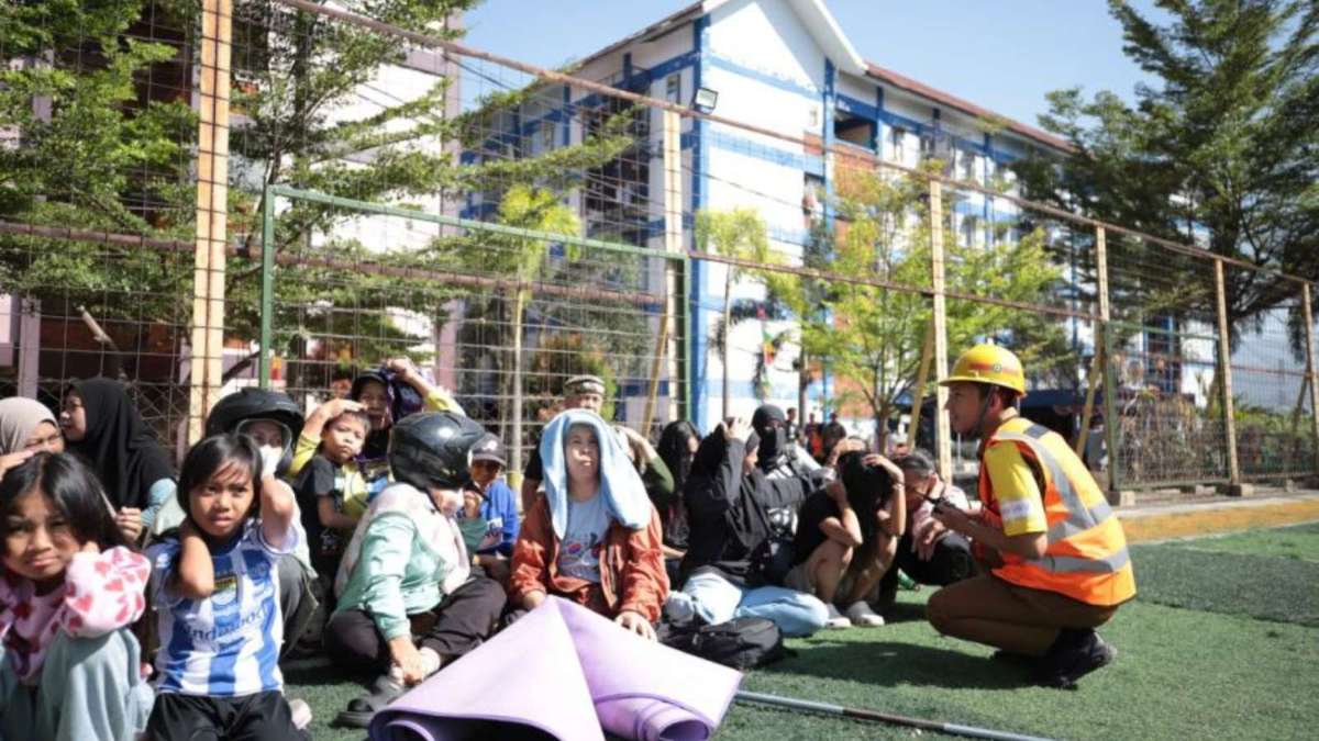 Warga mengikuti latihan perlindungan diri di Rusunawa Cingised, dokumentasi simulasi September 2026.