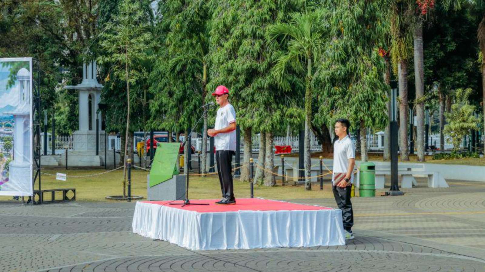 To Prevent a Garbage Emergency, Regent Herdiat Leads a Clean Friday Movement in Ciamis