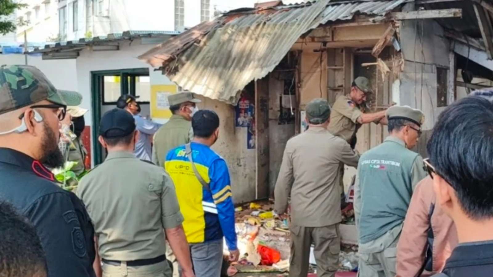 West Java Public Order Agency (Satpol PP) continues to regulate unlicensed buildings on Jl. Cihampelas. 