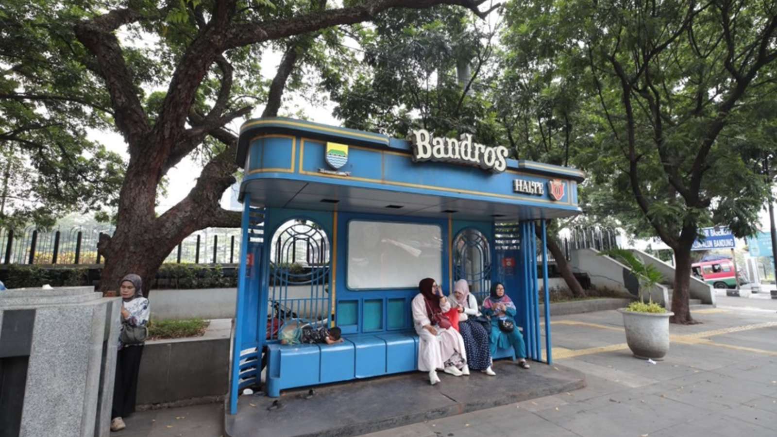 Celebrating HJKB, Tourists Enthusiastically Tour Bandung City on Bandros and TMB for Rp216