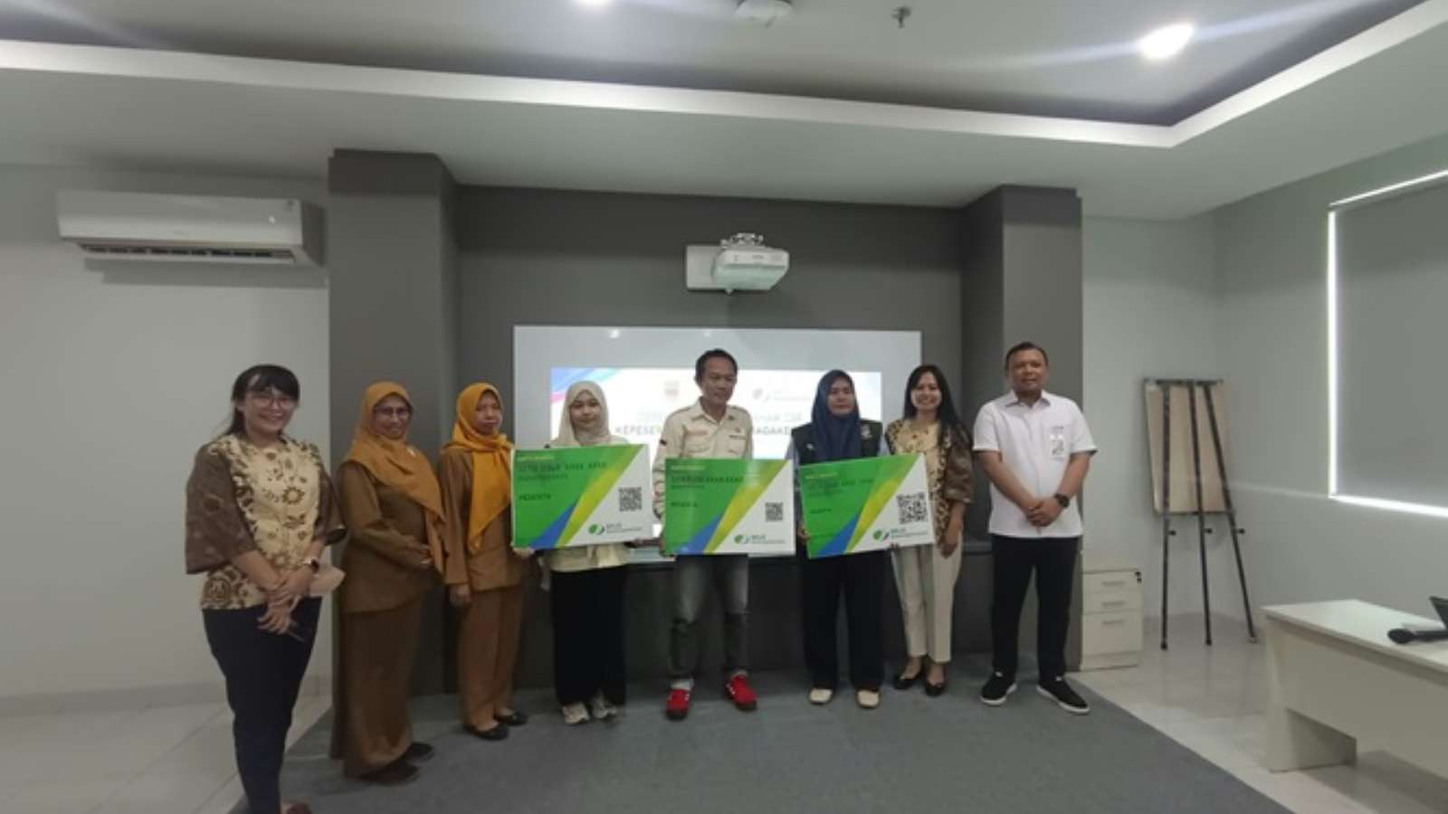 To protect social workers, the Social Services Agency distributed 350 BPJS Employment cards.