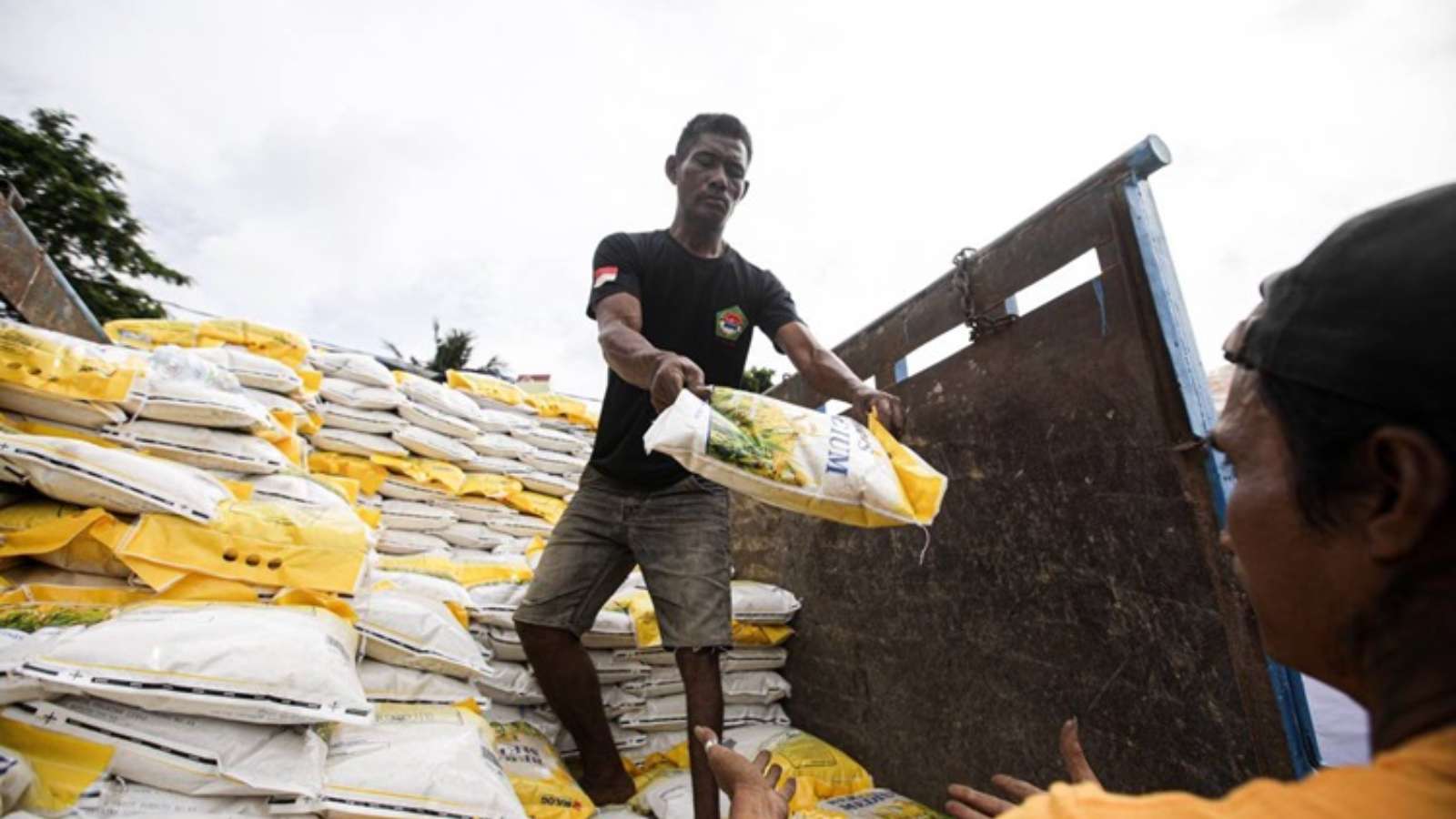 Pangersa Ensures 1,832 Vulnerable Families in Bandung Receive Nutritious Food 