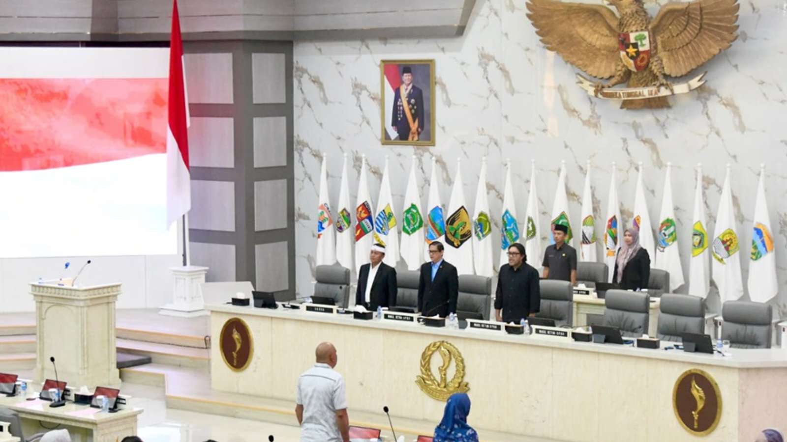The West Java Provincial Government has not yet made a decision on regional loans, awaiting the Ministry of Home Affairs' evaluation. 