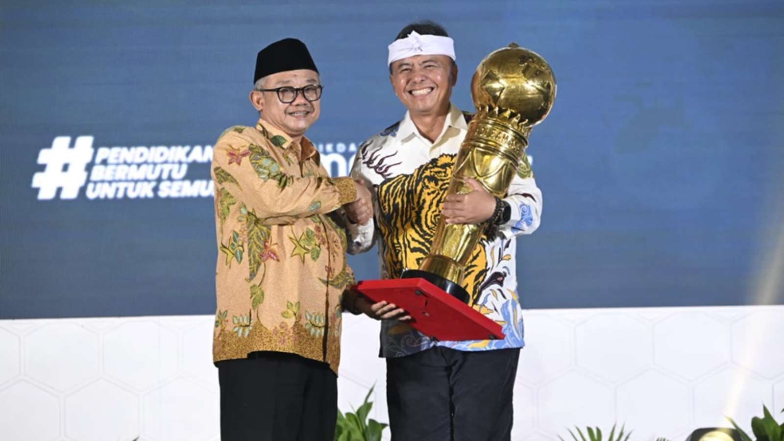 Indeks Pembangunan Kebahasaan Tertinggi, Jawa Barat Raih Penghargaan Adibahasa 2026 